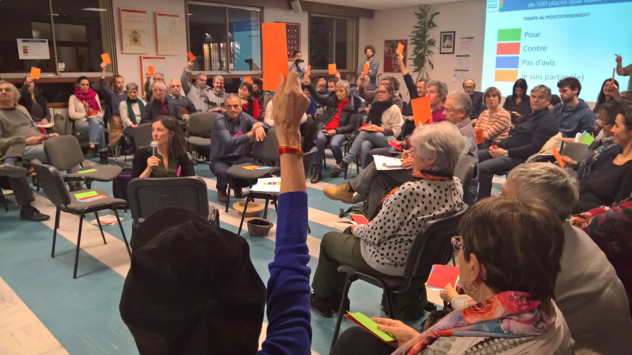 Lors du débat public "Faut-il un parking de 500 places quai Ravet ?", photo d'un vote de tendance : cartons oranges, pour ceux qui sont partagés.