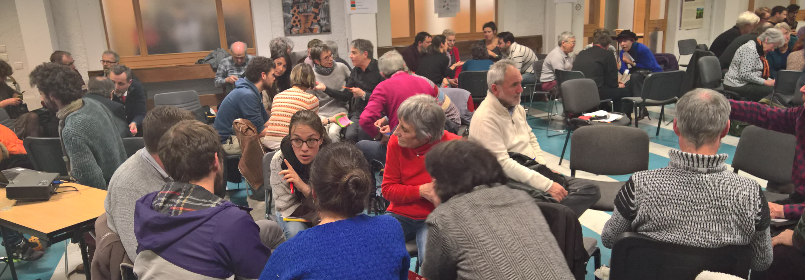 Vue d'ensemble de l'assemblée lors des discussions par groupe lors du débat parking Ravet.