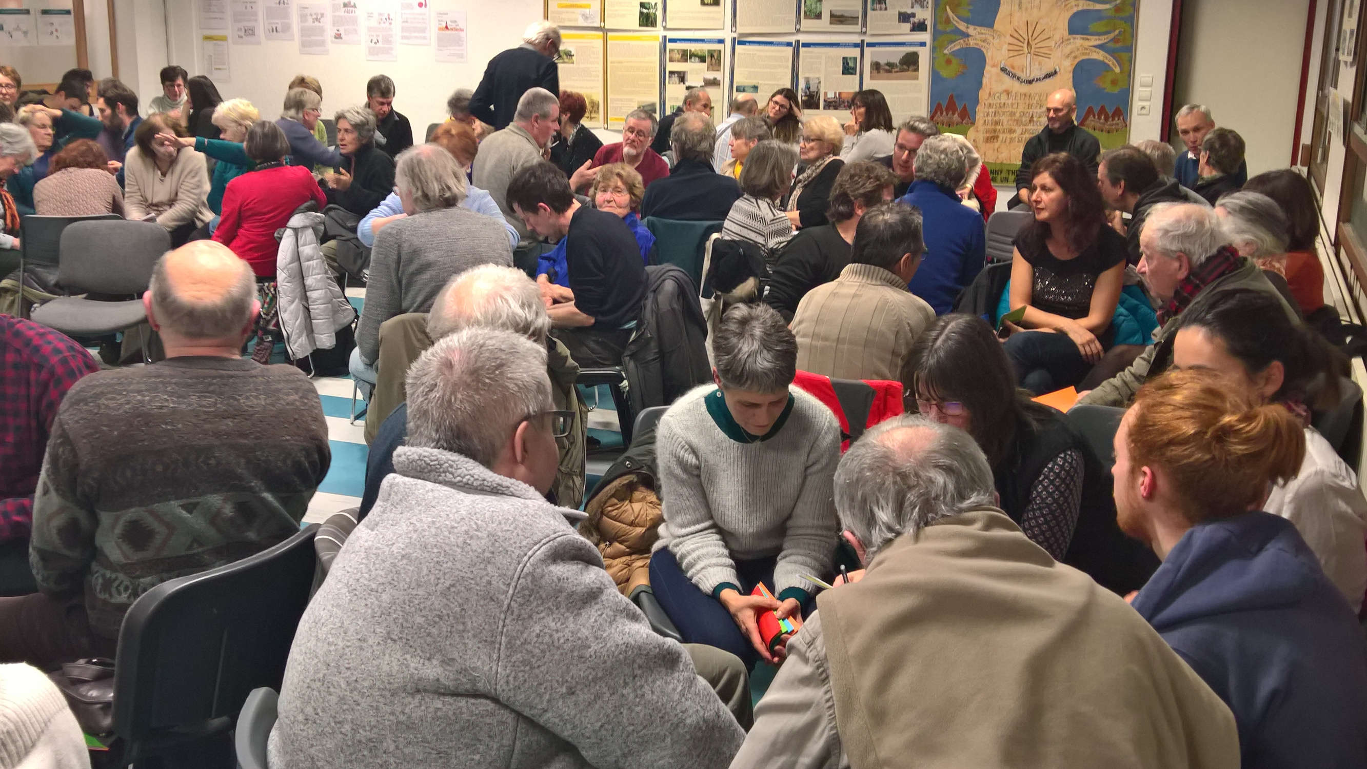 Lors du débat sur le parking Ravet : discussion en groupe, discussion bienveillante, chacun s'écoute