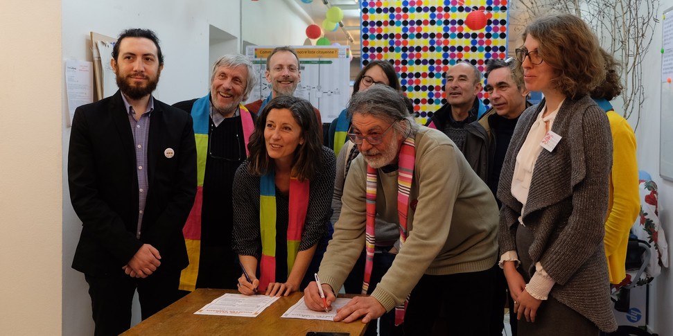 Signature au local de la charte L214 d'Aurélie Le Meur (Chambé Citoyenne) et Gérard Blanc (éco-existons à La Ravoire)